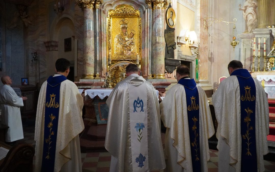 Polonia ora a Dios a través de la guía de María